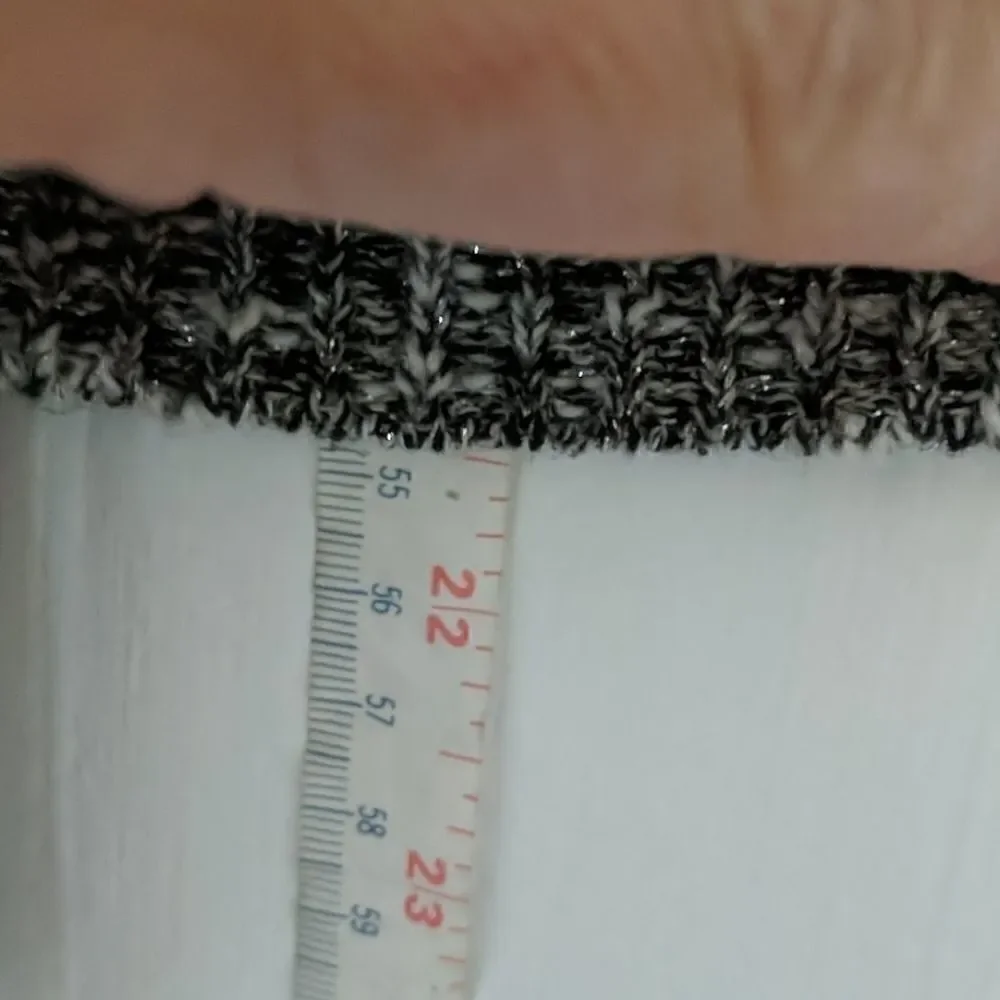 AMERICAN EAGLE JUNIORS SIZE S BLACK ,WHITE ,SILVER SWEATER